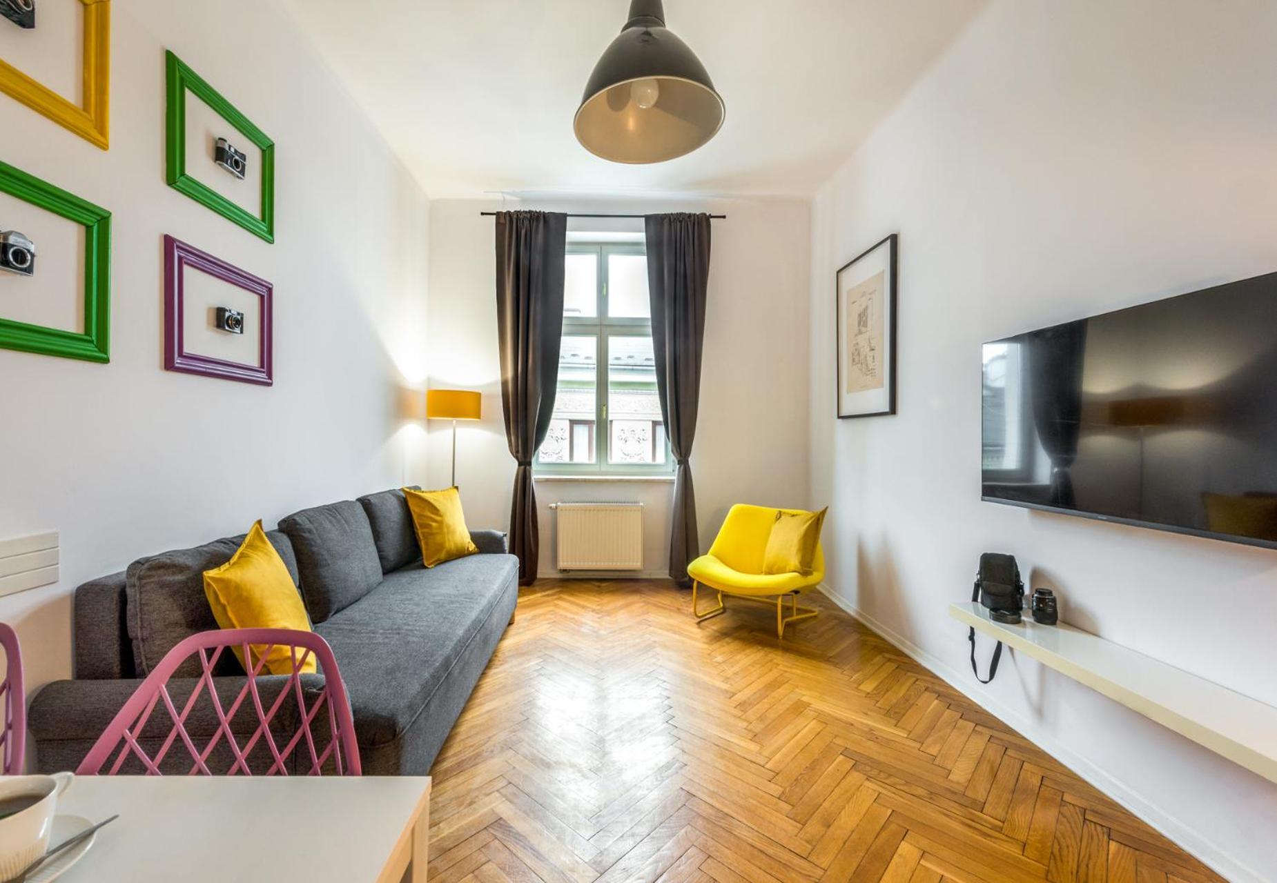 One-Bedroom Apartment air condition balcony